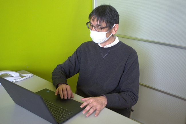 機密性の高い取引先からの情報をチェックする廣田社長
