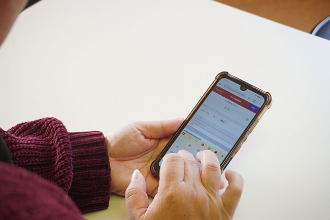 スマートフォンを活用してブログの投稿を行う様子