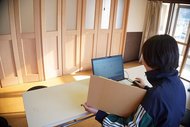 介護業務支援システムを活用して請求書を作成する様子