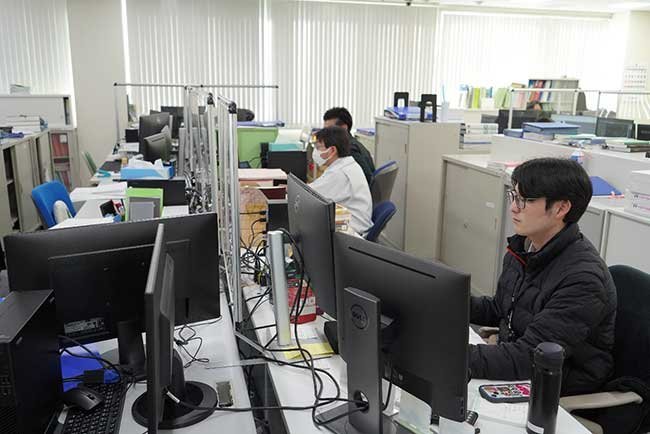 設計部門の執務室。道路、橋梁、ダムなどを中心とする土木技術サービスを中心に、近年は地域防災計画やハザードマップ作成、災害情報の伝達研究など、業務範囲は幅広い