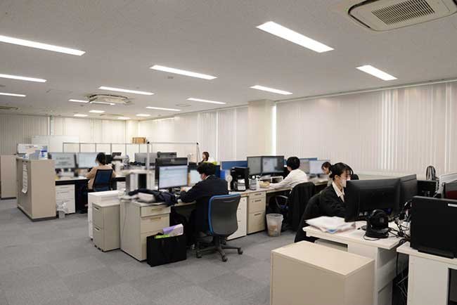 2014年に移転した新社屋の技術部門。広々として快適な執務空間で、多くの若手社員が活躍している