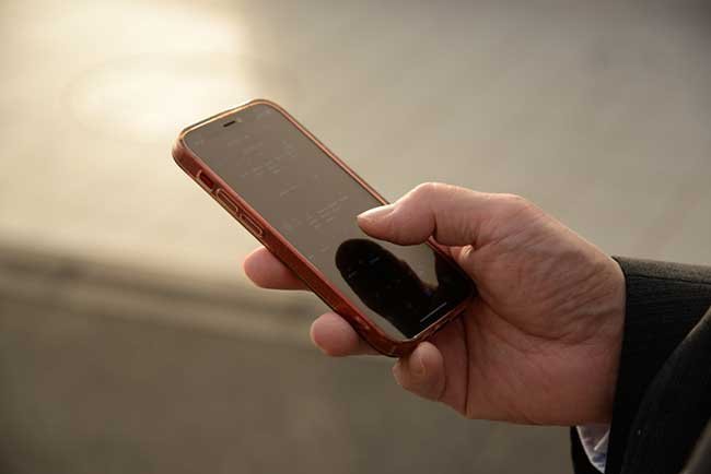 スマートフォンで閲覧できるグループウェアやコミュニケーションアプリを活用している