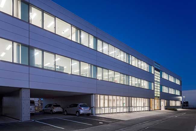 会社設立以来成長を続け、社員数も増加したことから、社屋を2014年に移転・新設した