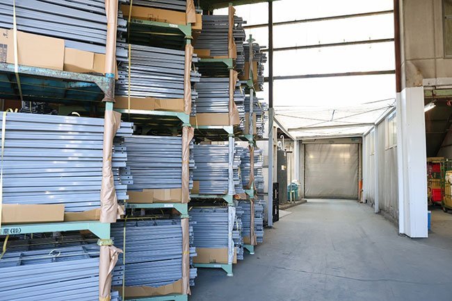 整然とした資材倉庫
