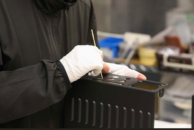 仕上げ工程で細部を整え、品質の安定性を確保している