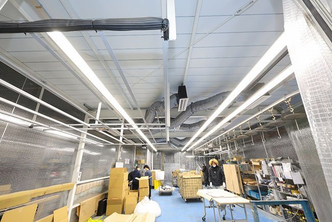 快適な環境を保つために、作業場の全周を囲むビニールカーテン