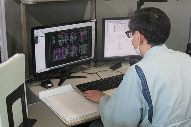 図面をチェックするサイカワの社員