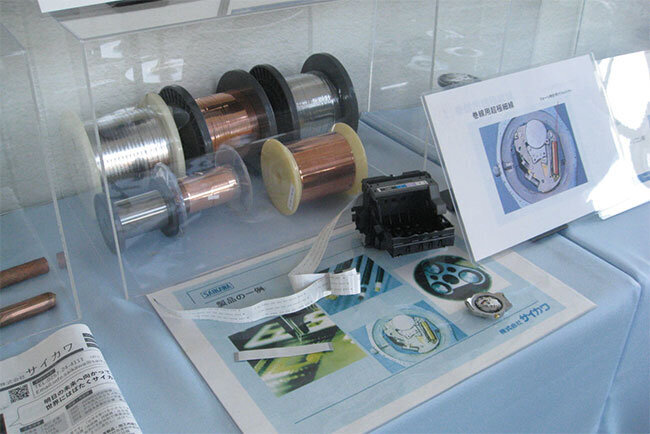 伸線機が作り出す貴金属線のサンプル