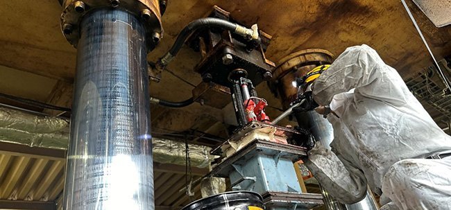 油圧設備のメンテナンスに取り組む様子