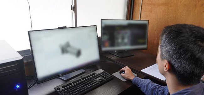 3D-CADを使って設計に取り組む様子