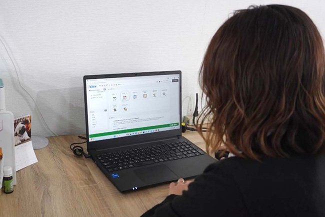 勤怠管理システムを活用する様子