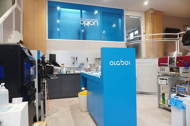 OLabolは、本社ビルの玄関口をリノベーションして開設した