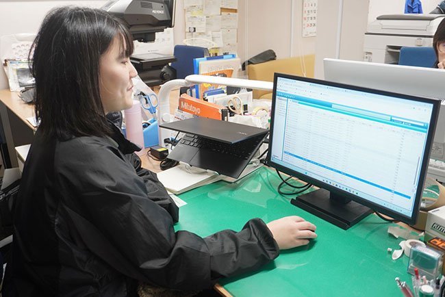 文書管理システムを活用して製品情報を確認する様子