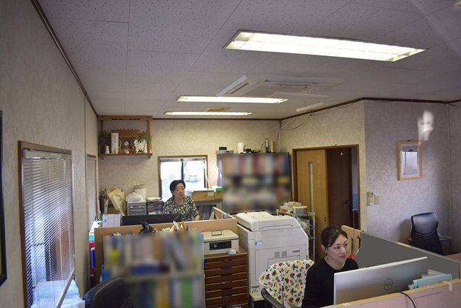 コル・コーポレーション本社の事務所。外出が多い古越社長を従業員が支えている