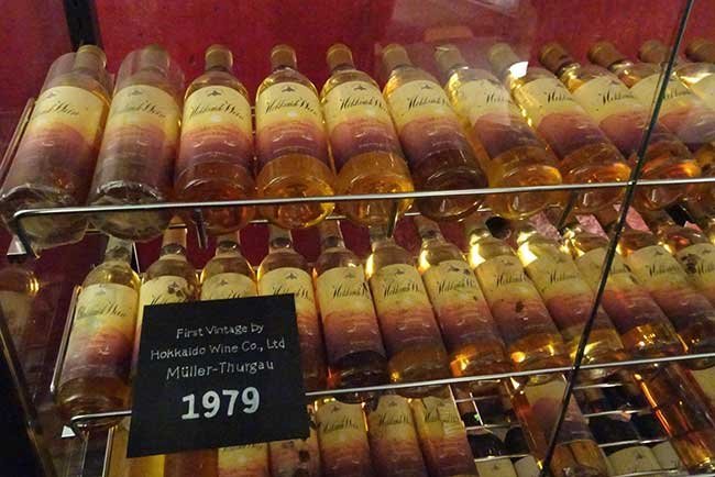 苦難の末に初めて完成した第1号の白ワイン「ミュラー・トゥルガウ」は、今も醸造所内の倉庫に保管されている