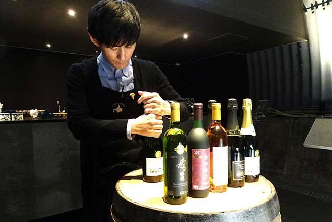 醸造所見学の後にはテイスティングルームで、腕の良い契約農家のブドウから醸造される選りすぐりのワインなどが試飲できる