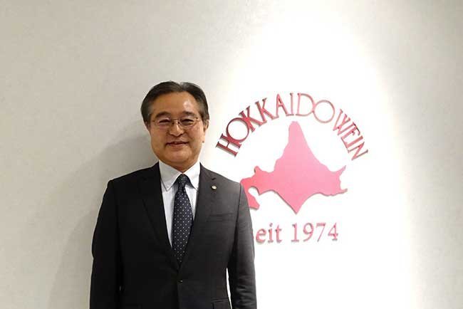 「北海道を世界有数のスパークリングワイン産地に」と話す嶌村公宏社長