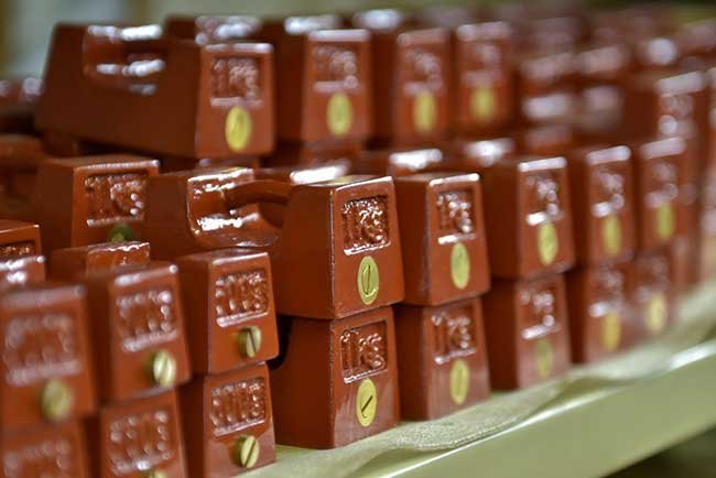 はかりで物の質量を計測する際に基準となる分銅。1920年に分銅の製造を開始し、100年以上にわたって現在もその製造を続けている