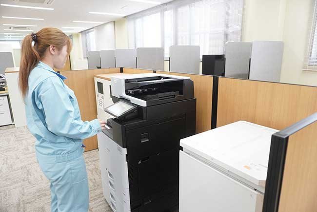 複合機で印刷する際は、トラブルを防ぐために利用者ごとの印刷指示機能を活用している