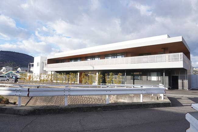 鎌長製衡の設計棟の外観