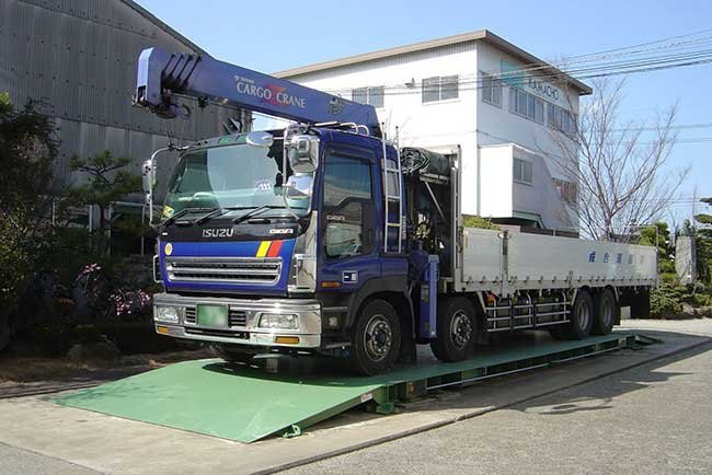 トラックに積載したまま積み荷の重量を計測することができるトラックスケール。鎌長製衡は業界トップクラスの納入実績を持つ