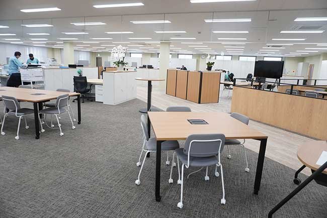 見渡しやすく開放感のある鎌長製衡のオフィスゾーン