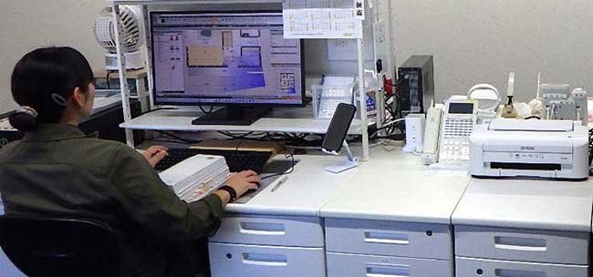 パース図を作成しているスタッフ