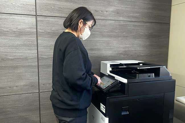 オンデマンド印刷アプリを採用した複合機導入で、コピー費用の削減と取り間違いがなくなった