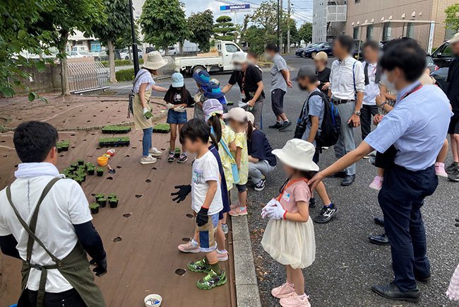 国内でクラピアを導入した企業の中には、従業員の家族らとともにクラピアの植樹体験を行ったところもある