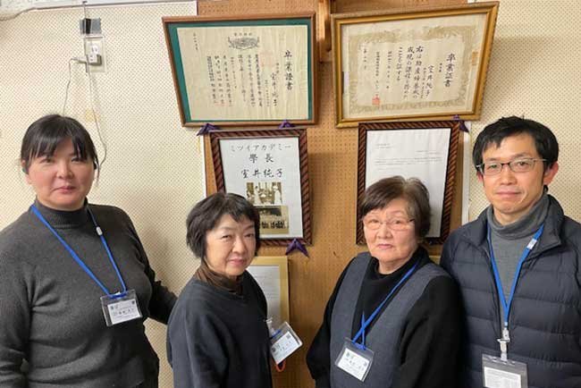 左から専務取締役藤田尚子さん、統括施設長大森紀子さん、代表取締役藤田純子さん、取締役総務事務長藤田剛さん。それぞれの専門分野を生かしチームで経営を行っている