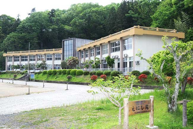 小規模多機能ホーム・グループホーム「えにし苑」。廃校を利用して開設した。今は地域の様々なイベントなどにも活用されている