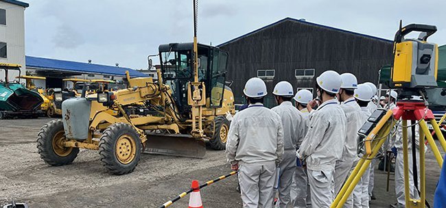 ICT建設機械MC（マシンコントロール）施工を実演