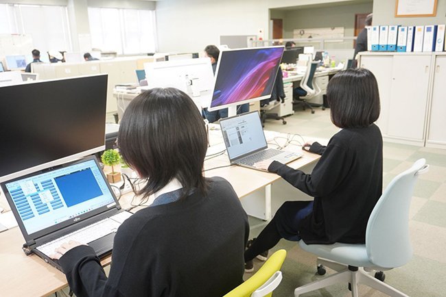 2010年に導入した原価管理システムを活用する様子