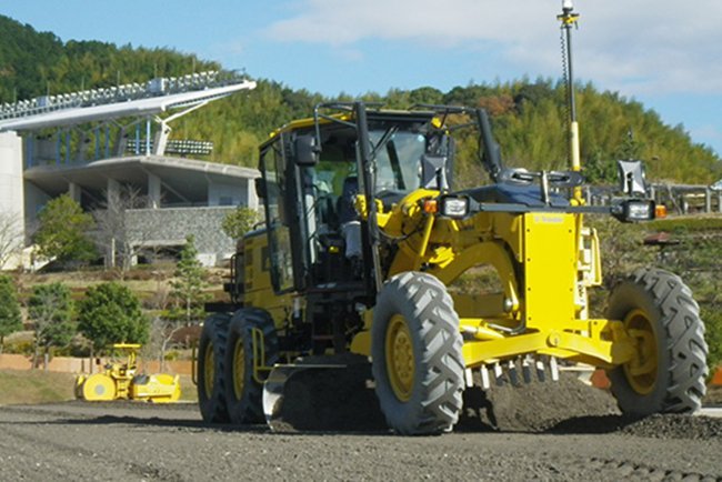 ICT建設機械MC施工で道路の舗装工事に取り組む