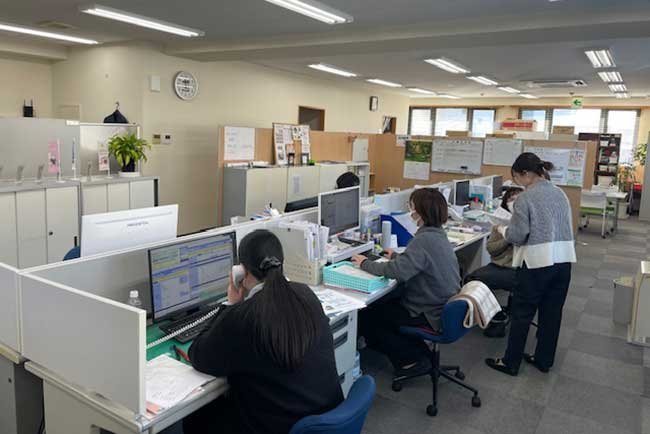 社員同士が助け合う風土が強み。取材中も積極的に相談する姿が見えた