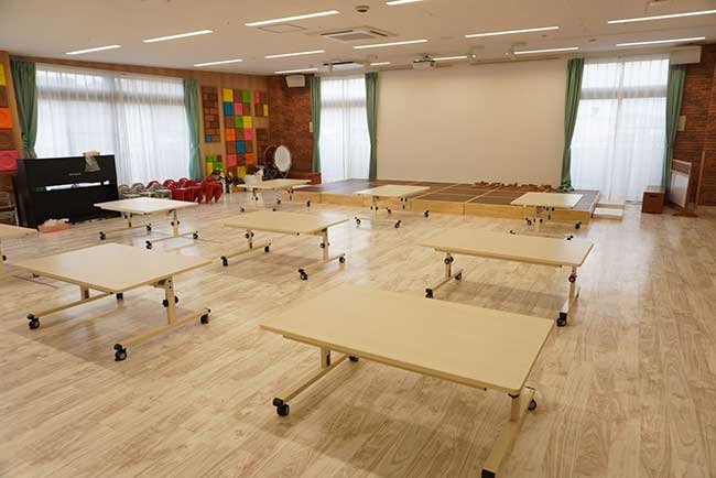 プロジェクターや音響設備を設置した連島こども園のホール