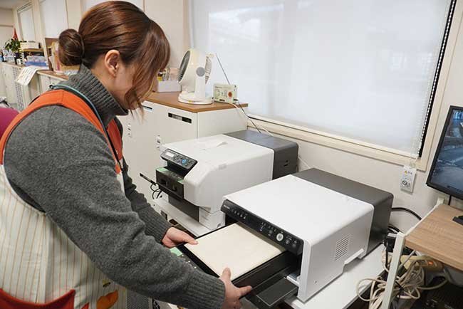 ガーメントプリンターを使ってトートバッグに印刷する様子