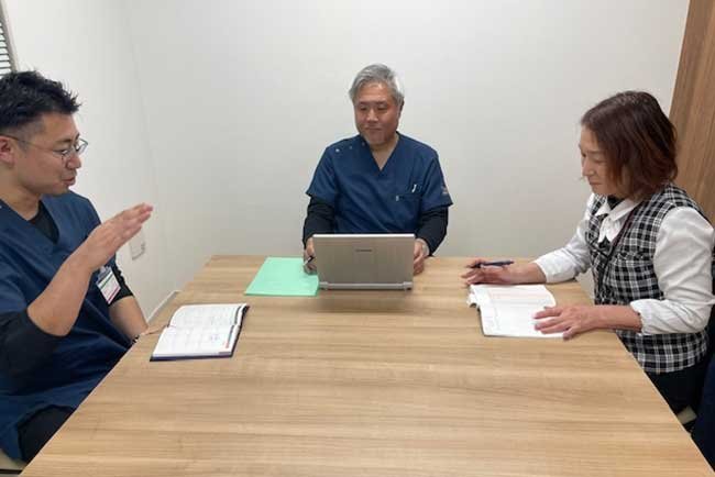 利用者に向き合う姿勢を話す山口滉太課長（左）、塩澤仁志社長（中）、和唐千暁課長（右）
