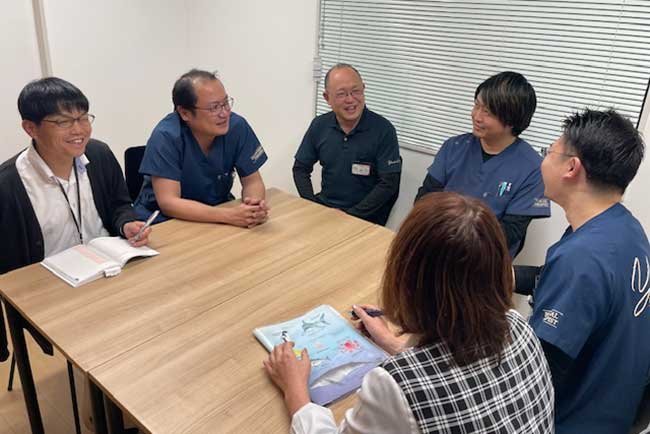 塩澤社長が信頼するスタッフ。利用者のために何ができるのかをいつも話し合っている