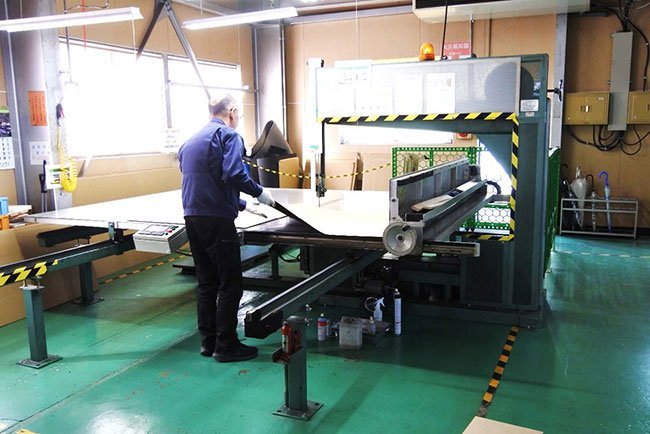 バーチカル裁断機を操作=第三工場