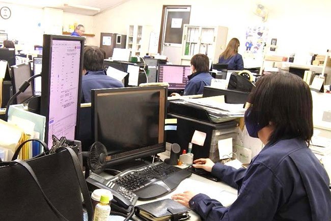 オフィスの様子。手前が冷水社長