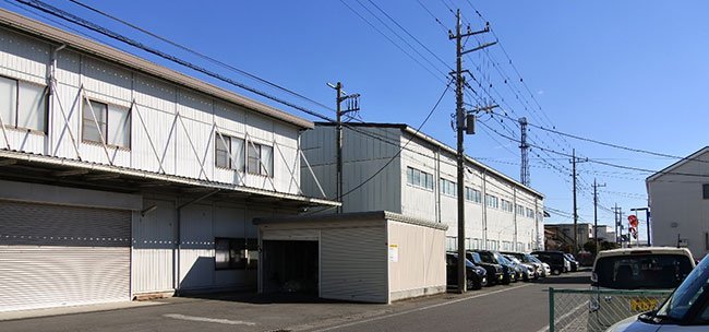 第二工場（右）と第三工場（左）