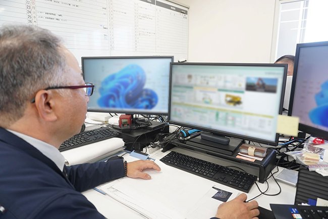 安全管理についての資料を作成する様子