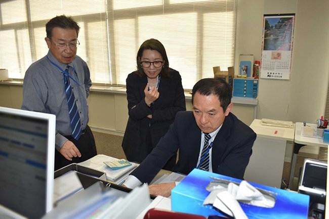 DXの陣頭指揮を執る髙柳美希さん。誠実な人柄で、社内の上下を問わず厚い信頼を寄せられている（写真中央）