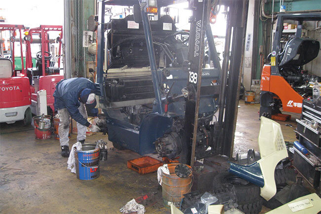 整備に取り組む山市車輛の社員