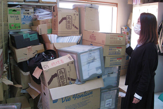 文書を収めた段ボール箱やプラスチックケース