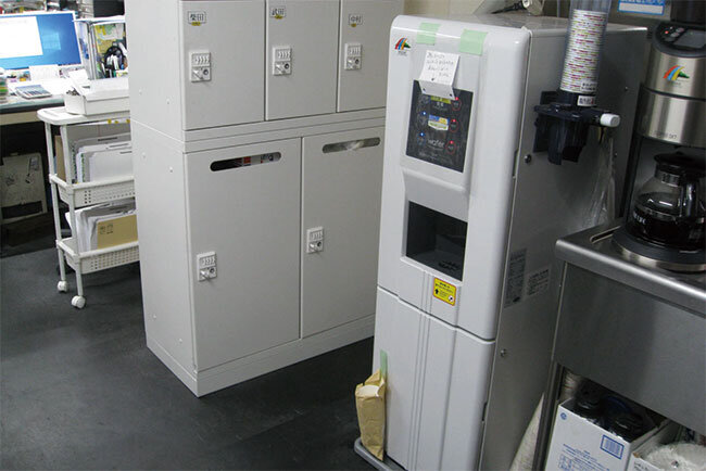 空いたスペースに設置されたコーヒーマシンと社員の個人用ロッカー