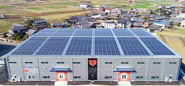 工場屋根には遮光仕様の太陽光発電パネルを設置（ホームページから）