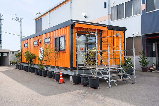 TKGの工場敷地内に設けている事務所の外観