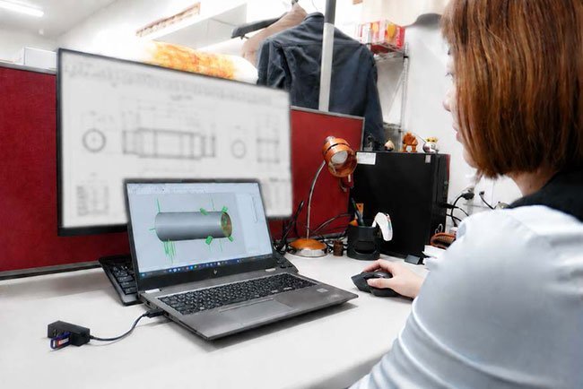 3D-CADシステムを使って設計する様子